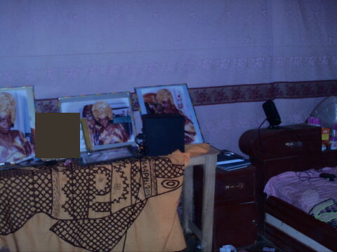 Portraits de famille encadrés, dans une chambre